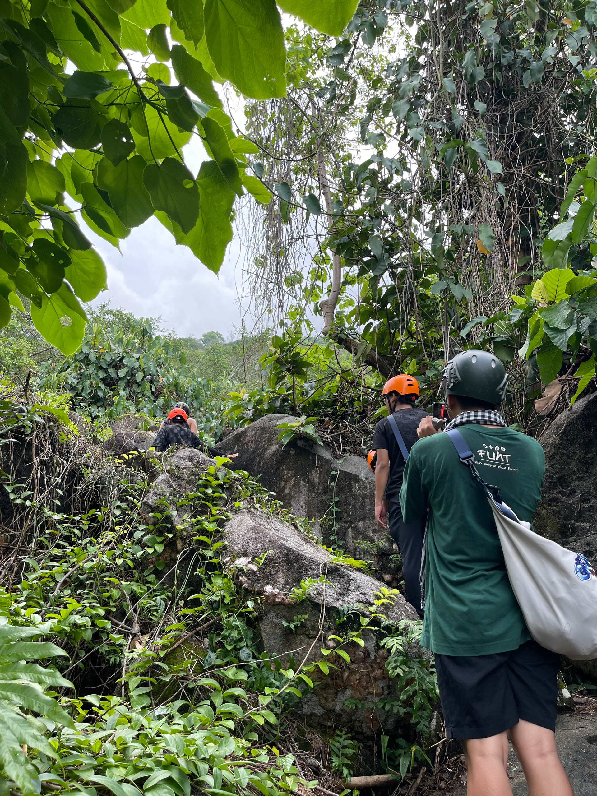 Hiking Núi Bà Đen - Hang Sói