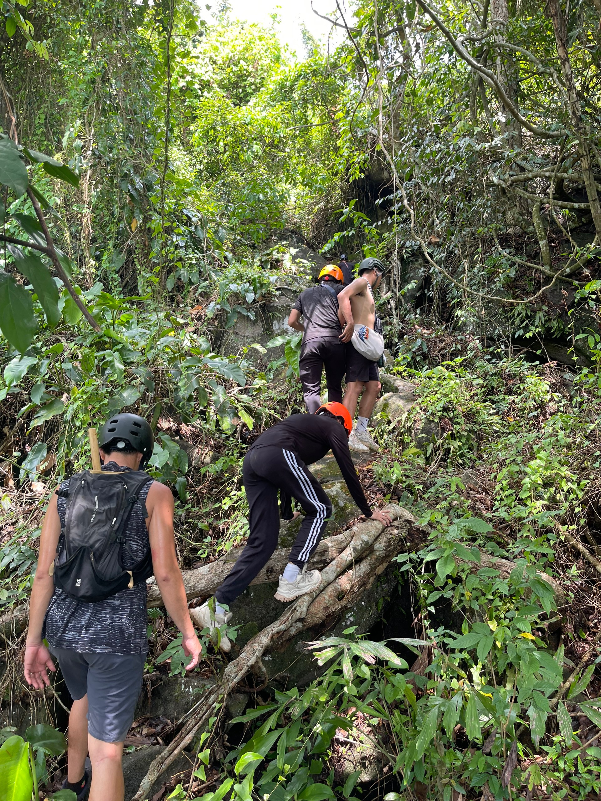 Hiking Núi Bà Đen - Hang Sói